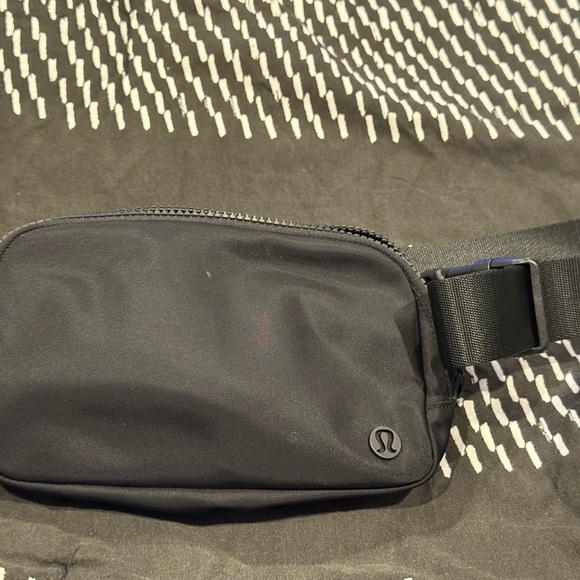 Lulu Lemon Everywhere Black Belt Bag - Picture 2 of 6